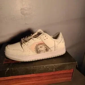 Nike dunks passion of christ size 10.5 really good condition comes w box price Kito Wares SB Dunk Low Passion Of Christ Mens 6 / Wmns 7.5  main image 4